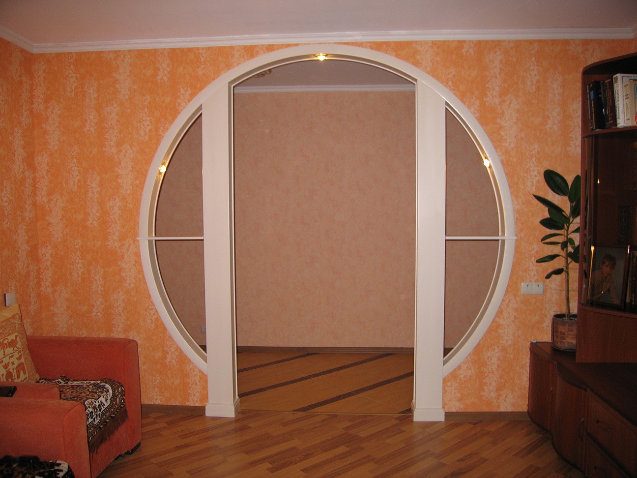 арка из гипсокартона в дверном проеме