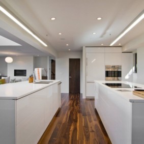 Встроенные светильники на потолке кухни