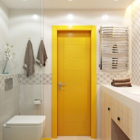 Желтая дверь в белой ванной комнате