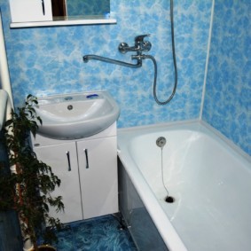 Голубая плитка на стене ванной комнаты
