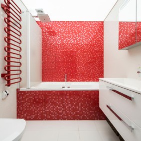 Дизайн ванной комнаты в красном и белом цветах