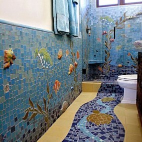 Дорожка из мозаики на полу ванной комнаты