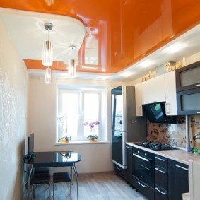 Натяжной потолок оранжевого цвета
