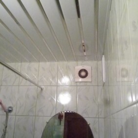 Хромированная труба карниза для шторки в ванной