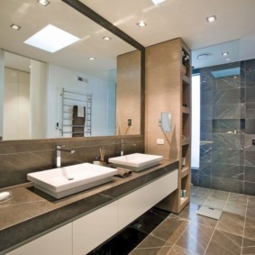 Большое зеркало в совмещенной ванной