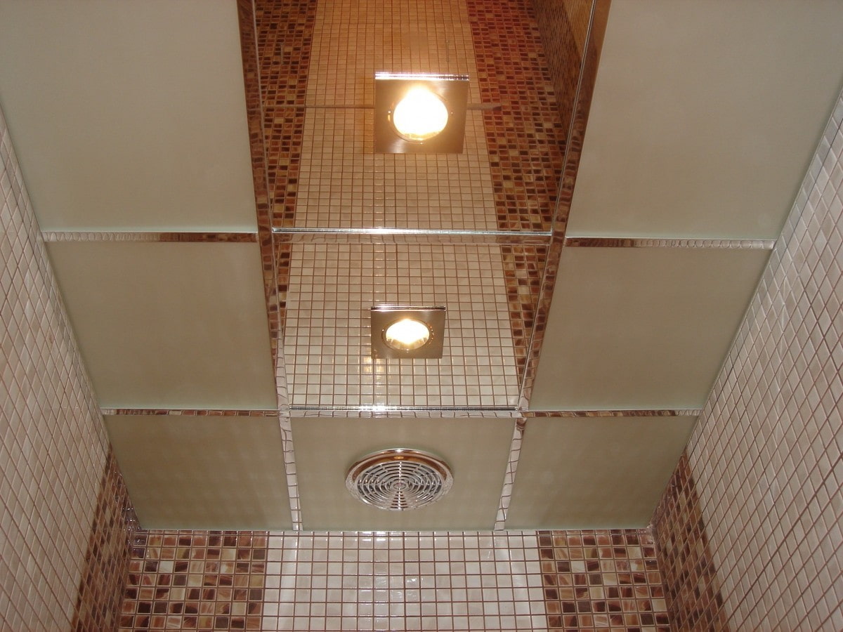 Натяжной потолок ванна туалет. Потолок в туалете. Подвесной потолок в Туа. Подвесной потолок в туалете. Зеркальный потолок в ванной.