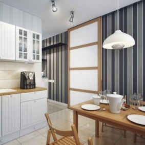 Дизайн кухни с полосатыми стенами
