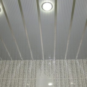 Реечный потолок с фактурной поверхностью