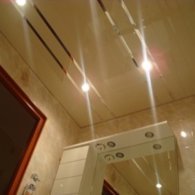 Однотонный потолок с зеркальными вставками