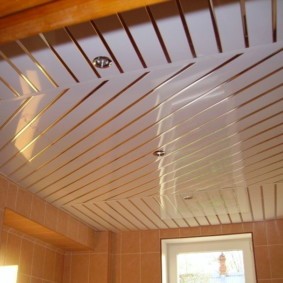 Диагональная обшивка потолка в ванной комнате