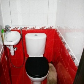 Красная плитка в малогабаритном туалете
