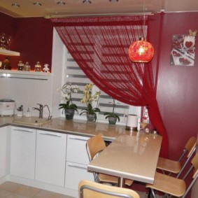 Красная штора на окне кухни