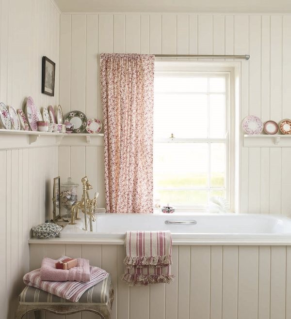 Цветастая занавеска на окне ванной в стиле шебби шик