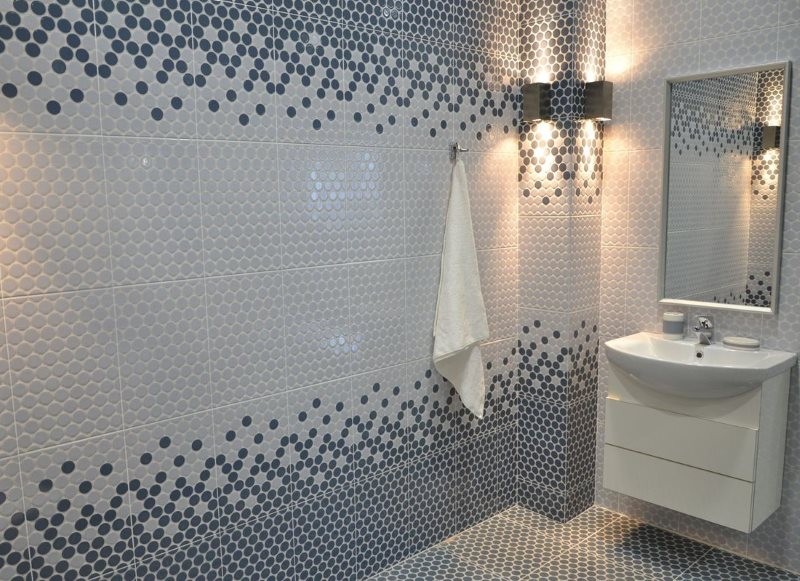 Белая и серая мозаика на стене ванной комнаты