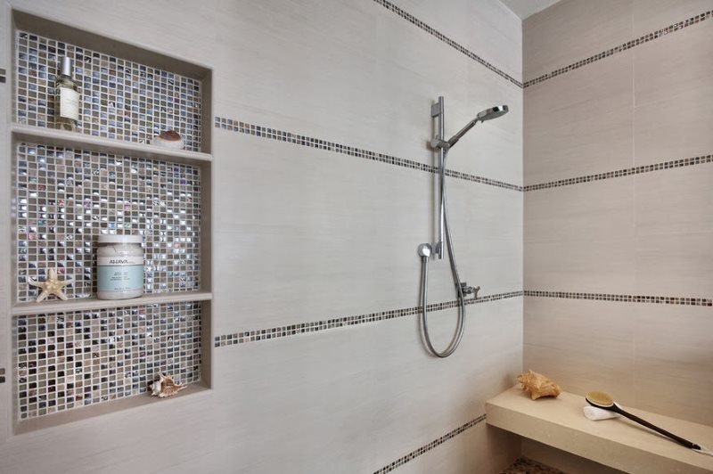 Ниша в стене ванной с отделкой мозаикой