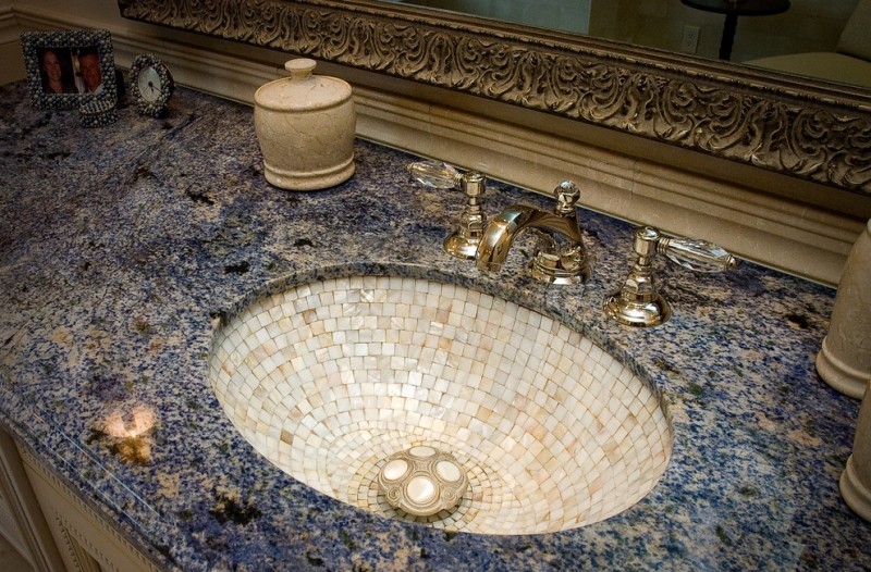 Отделка раковины мозаичной плиткой в ванне классического стиля
