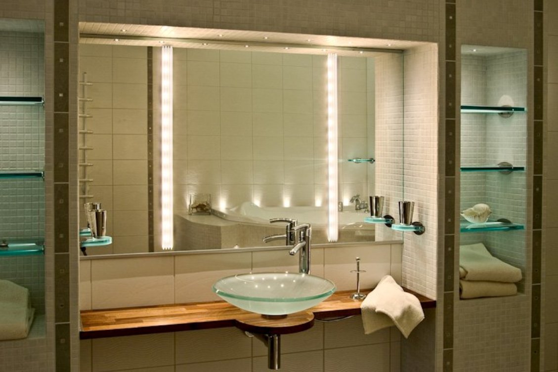 Изготовление ванных комнат. Зеркало в ванную. Красивые зеркала в ванную. Зеркало в ванную встроенное. Подсветка в ванную.