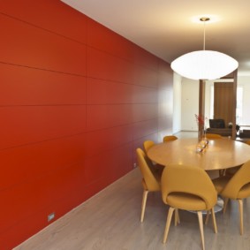 Красная стена в интерьере кухни
