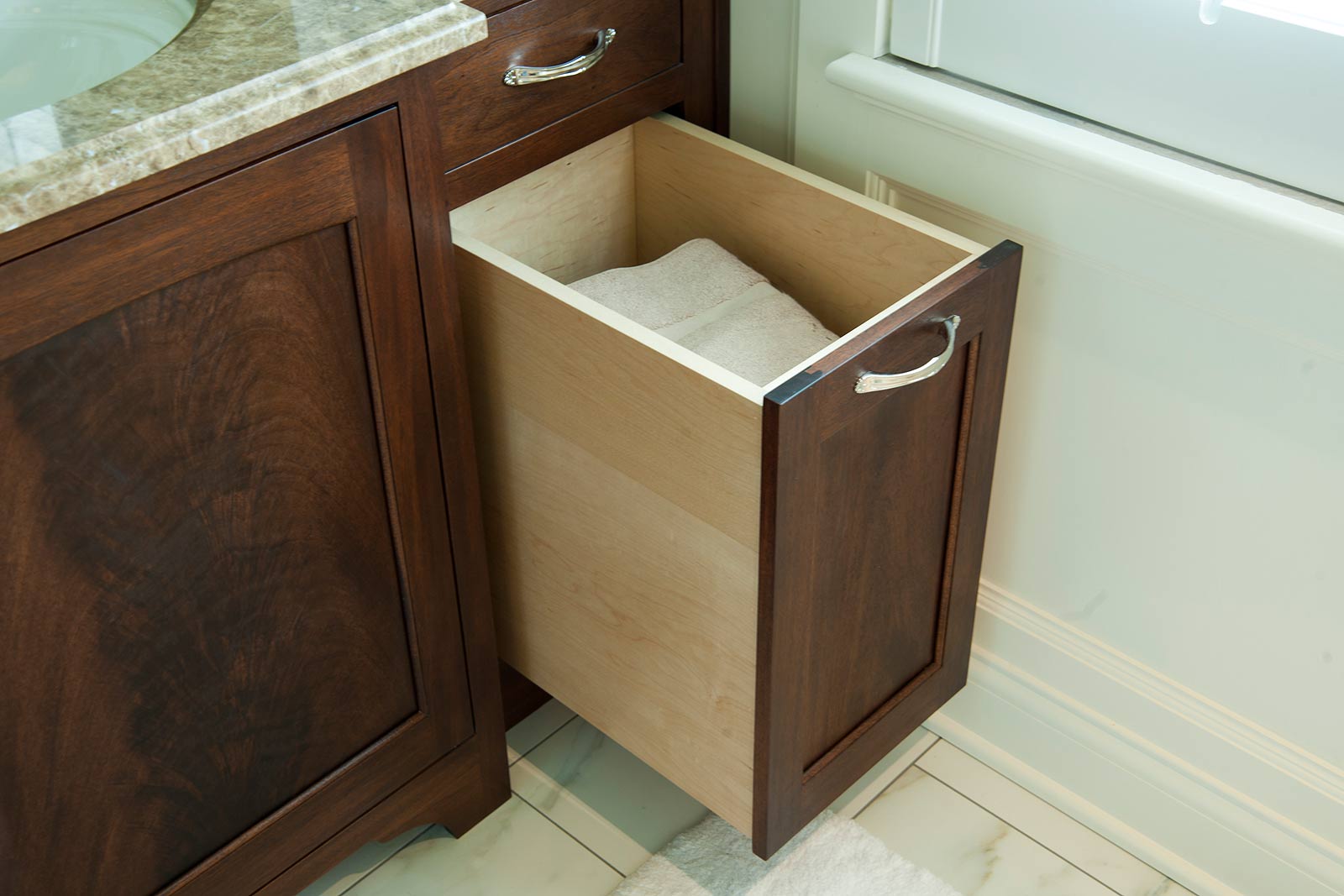 Шкаф пенал с корзиной для ванной комнаты