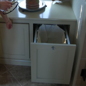 шкаф пенал с бельевой корзиной для ванной интерьер фото
