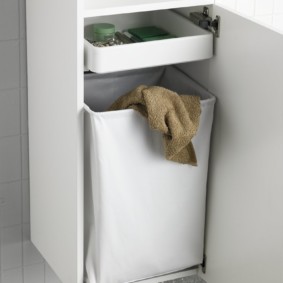 шкаф пенал с бельевой корзиной для ванной дизайн фото