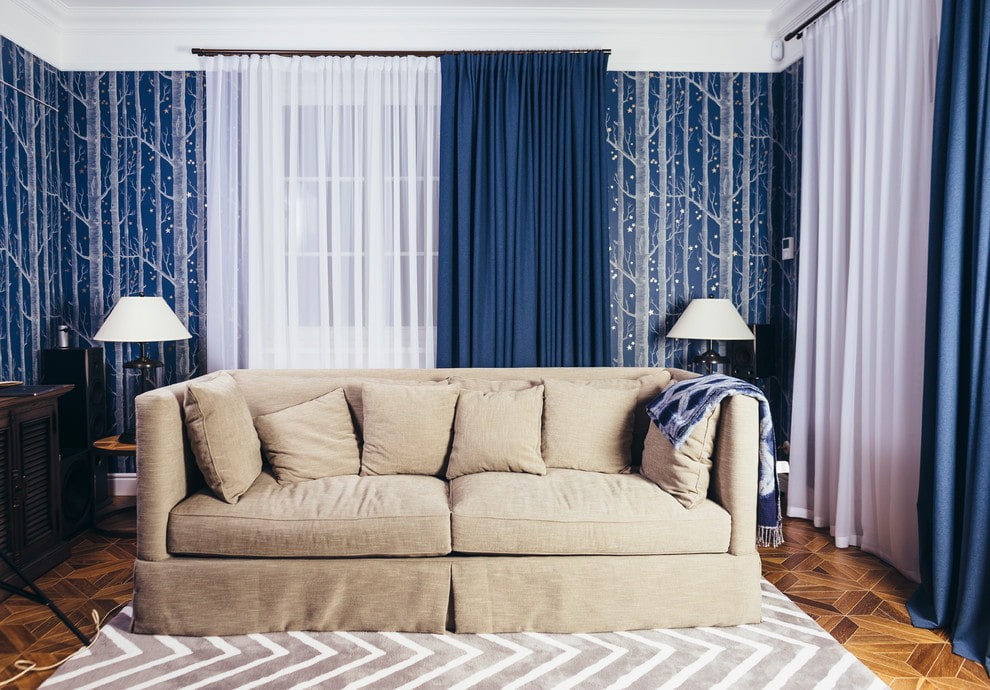 Синий диван в интерьере гостиной какие шторы подойдут фото