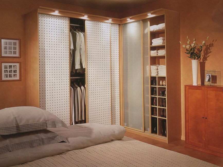 Угловой шкаф купе в спальню: фото внутри с размерами, современный дизайн Дизайн Спальни С Угловой Гардеробной