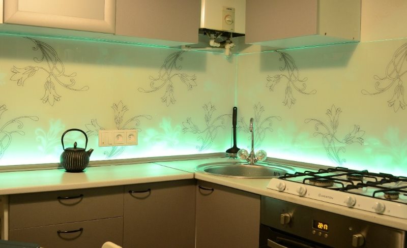 Декоративная подсветка стеклянного фартука кухни