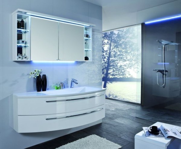 Зеркальный навесной шкаф для ванной с подсветкой