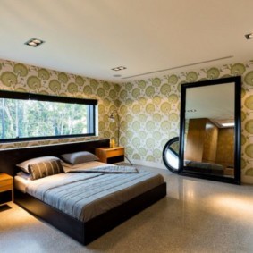спальня с кроватью у окна
