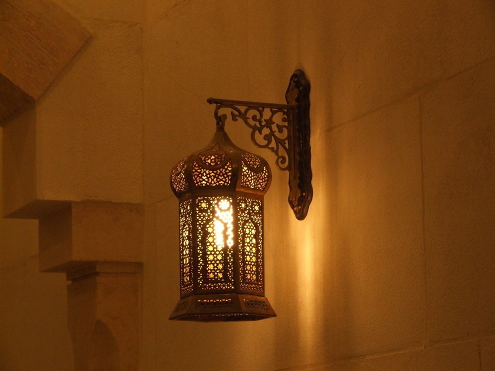Бра в арабском стиле на стене спальни