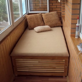 Удобный диван с тканевой обивкой