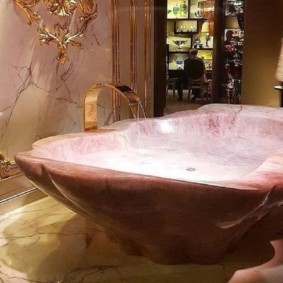 Красивая ванна из розового мрамора