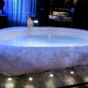 Каменная ванна с декоративной подсветкой