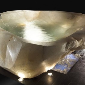 Мраморная ванна с красивой подсветкой