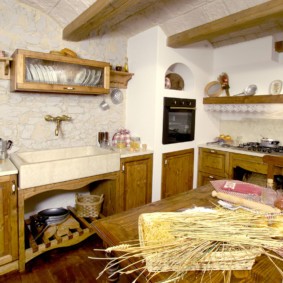 Интерьер кухни в деревенском доме