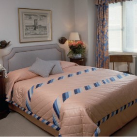 Байковое одеяло на широкой кровати