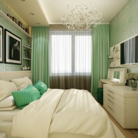 Зеленые занавески в спальной комнате