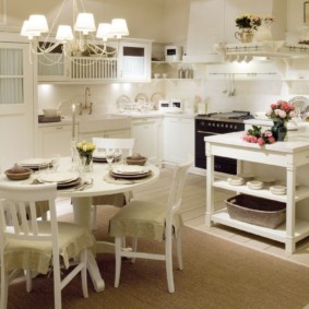 Светлая кухня с белой мебелью