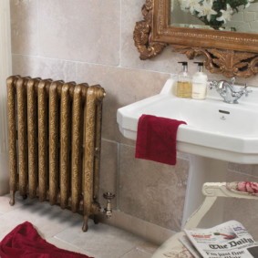 Ретро радиатор в ванной комнате стиля прованс