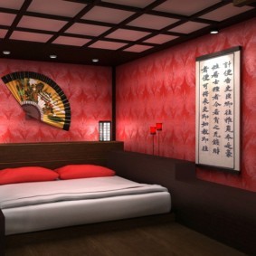 Красные обои с шелкографией на стене спальни