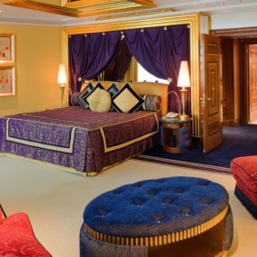 Интерьер большой спальни в арабском стиле