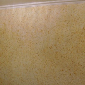 Имитация каменного покрытия на стене кухни