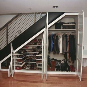 гардеробная под лестницей фото интерьер