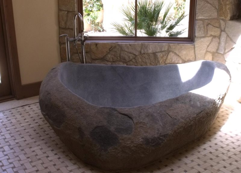 Каменная ванна треугольной формы