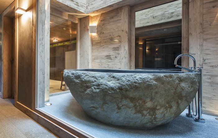 Каменная ванна в деревянном доме
