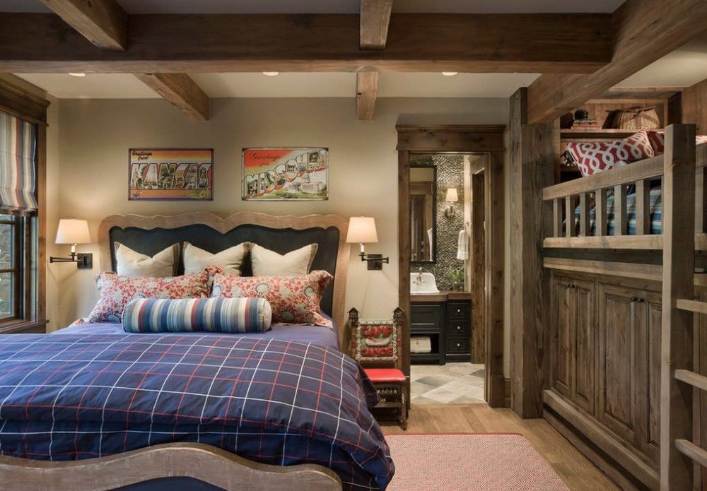 Двухъярусная кровать в спальне деревянного дома