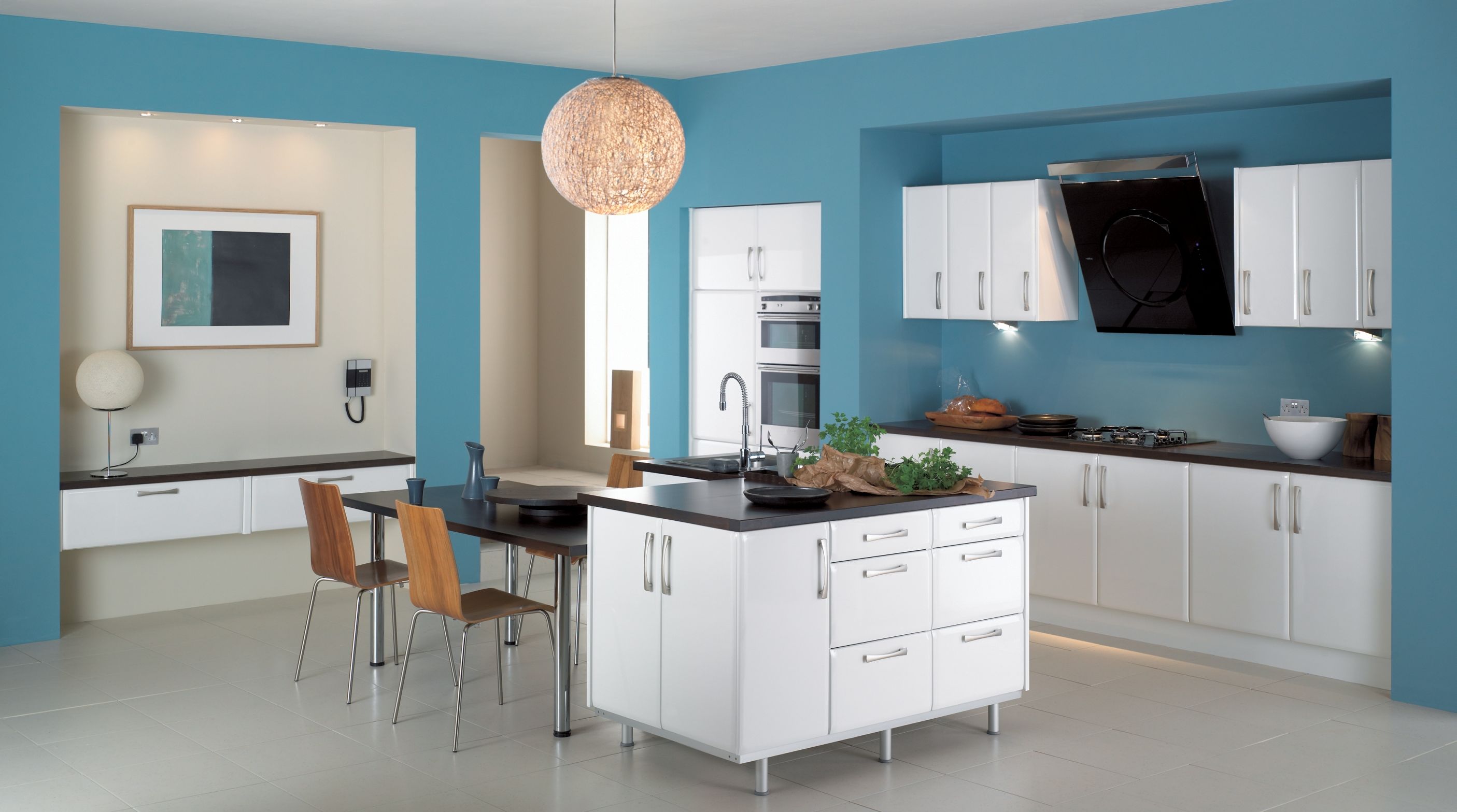 Покрасить обои на кухне. Голубые стены на кухне. Голубая кухня в интерьере. Кухня голубого цвета в интерьере. Голубой кухонный гарнитур в интерьере.