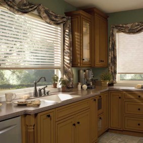 кухня с двумя окнами фото декор