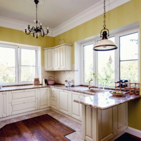 кухня с двумя окнами фото декора